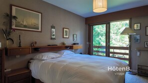 6 bedrooms, iron/ironing board, travel cot, WiFi