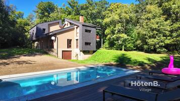Piscina a l'aire lliure i piscina climatitzada
