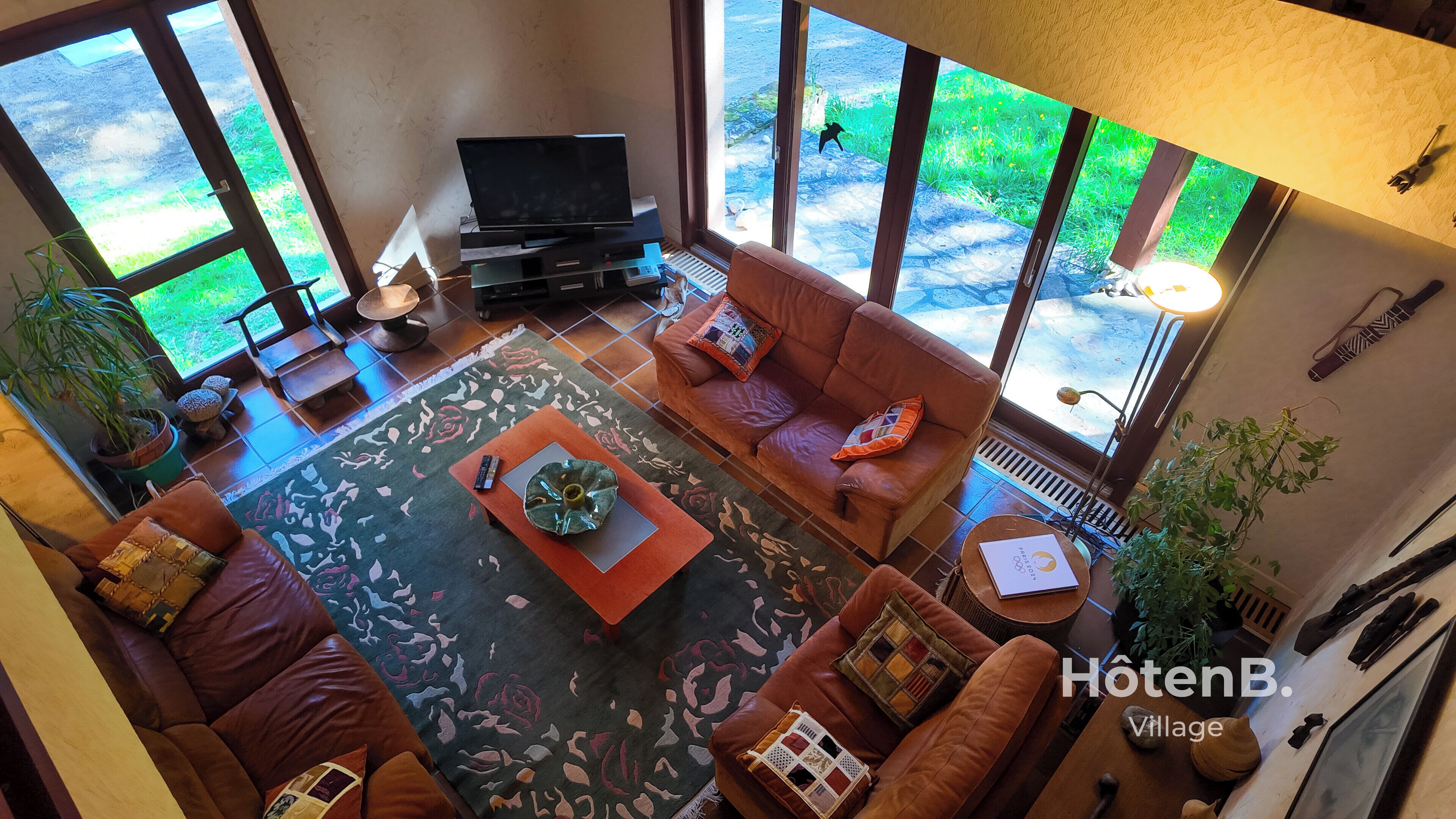 Televisión, chimenea, reproductor de DVD y tenis de mesa 