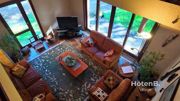 Televisio, takka, DVD-soitin, pöytätennispöytä