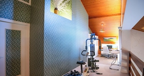 Fitness facility - Villa Les Chabannes – Pool, Billiards & Leisure (Feytiat)