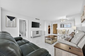 TV - City Glow Suite (Fort Lauderdale)