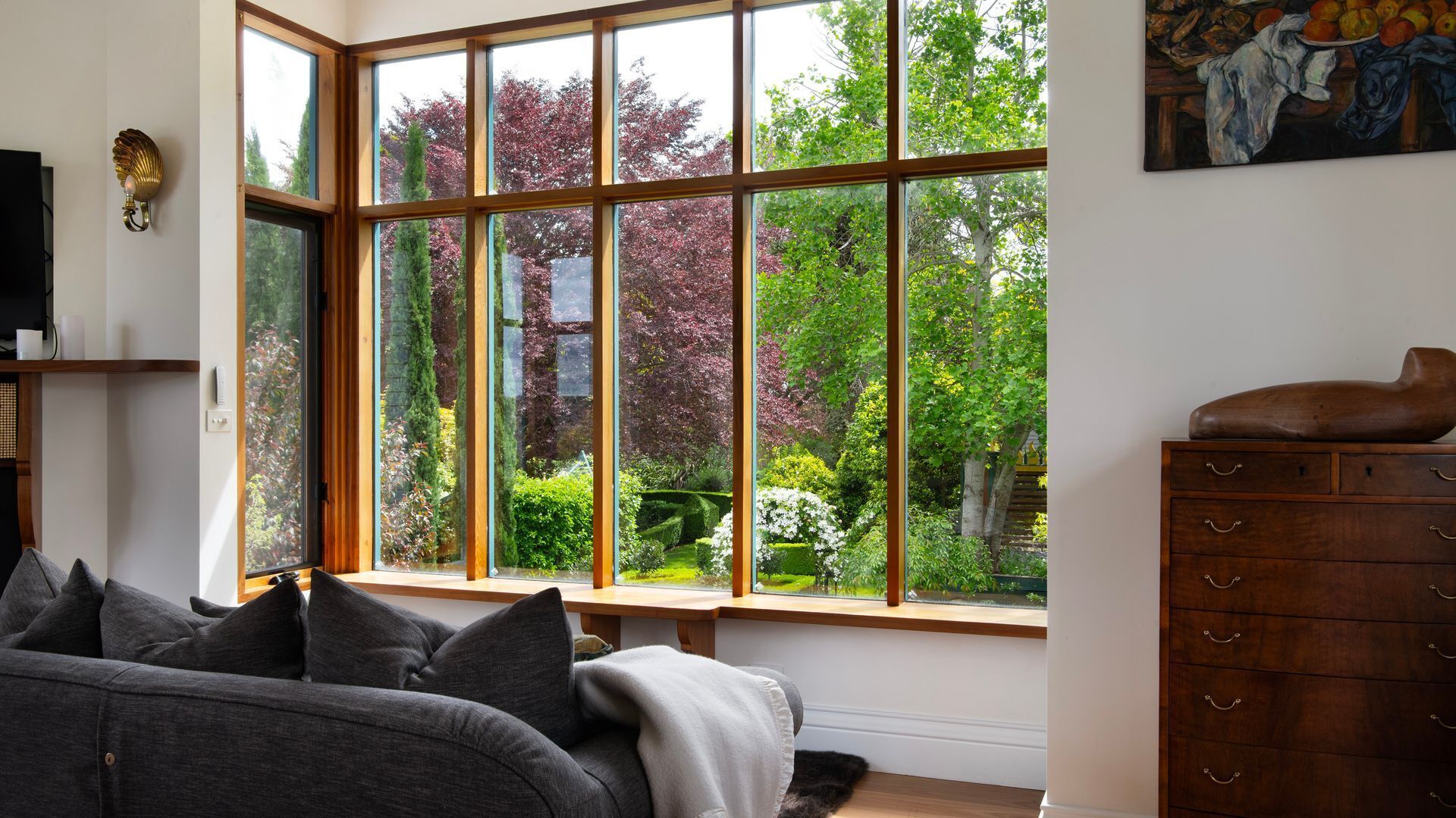 تلفزيون ذكي، مدفأة، كُتُب