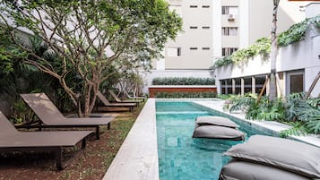 Una piscina al aire libre