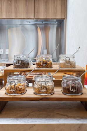 Free daily buffet breakfast  - Hege Jardins by Viva - Residencial sofisticado em excelente localização com café da manhã (São Paulo)