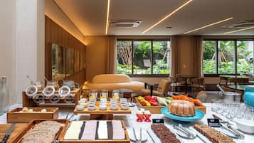 Buffet déjeuner gratuit tous les jours