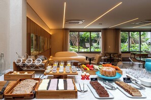 Free daily buffet breakfast - Hege Jardins by Viva - Residencial funcional em excelente localização com café da manhã (São Paulo)