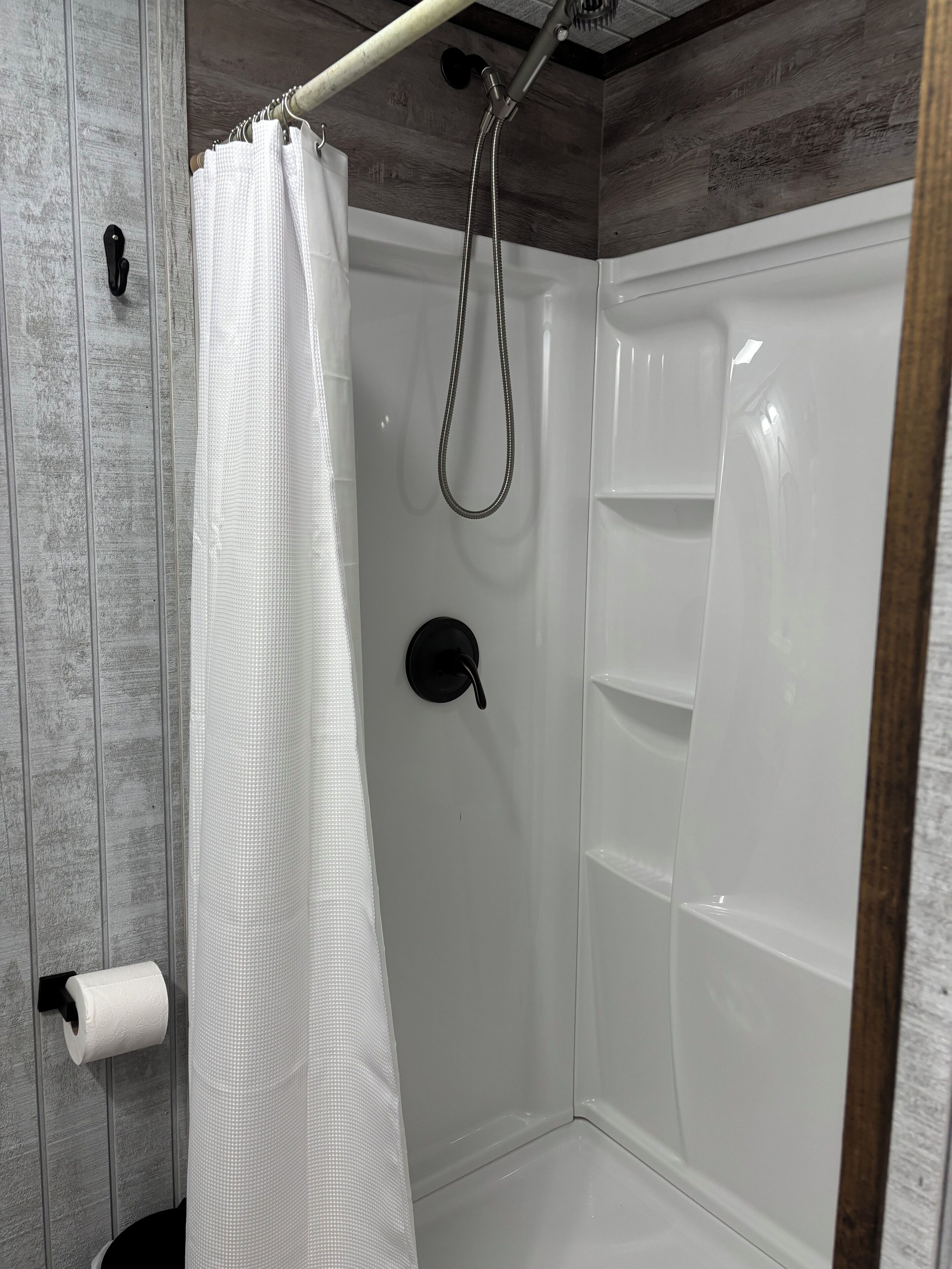Douche, sèche-cheveux, serviettes fournies, savon
