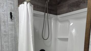Douche, sĂšche-cheveux, serviettes fournies, savon