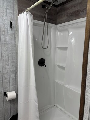 Een douche, een haardroger, handdoeken, zeep