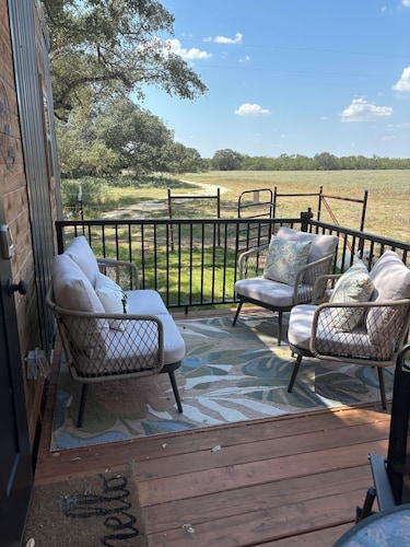 Black Creek Cabin - Quiet Escape Under Oaks in Devine, Texas