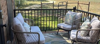 Black Creek Cabin - Quiet Escape Under Oaks in Devine, Texas