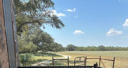 Black Creek Cabin - Quiet Escape Under Oaks in Devine, Texas