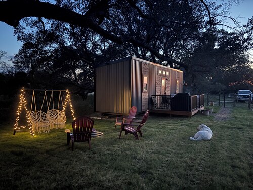 Black Creek Cabin - Quiet Escape Under Oaks in Devine, Texas