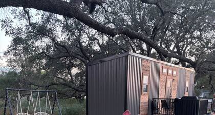 Black Creek Cabin - Quiet Escape Under Oaks in Devine, Texas