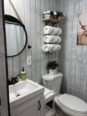 Shower, hair dryer, towels, soap - Black Creek Cabin - Quiet Escape Under Oaks in Devine, Texas (Devine)