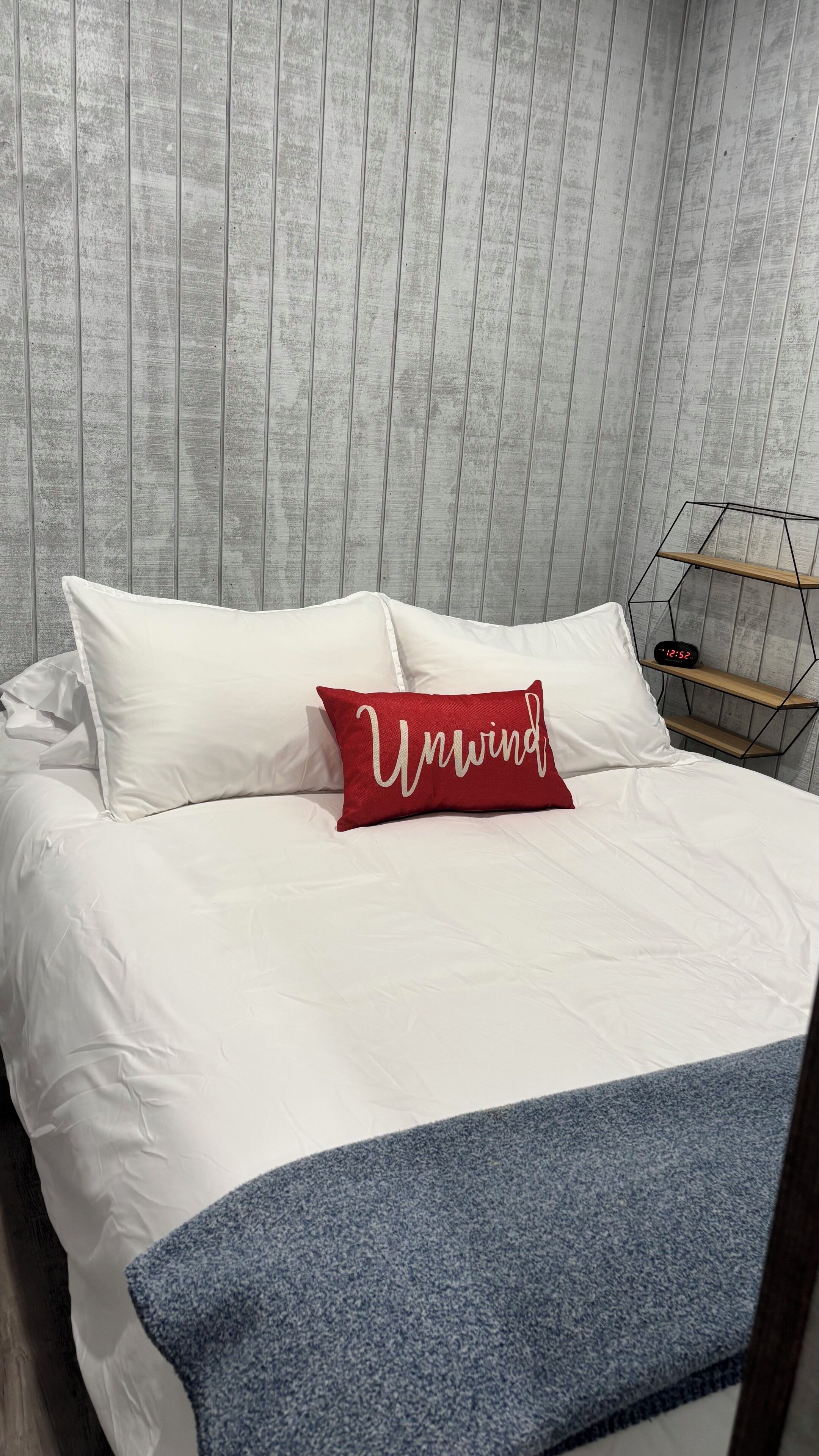 2 bedrooms, internet, bed sheets