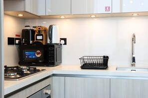 ثلاج�ة، ميكروويف، فرن، موقد طهي مسطح