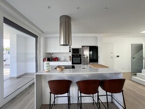 Kjøleskap, mikrobølgeovn, ovn og oppvaskmaskin