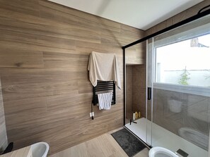Dusche, Haartrockner, Handtücher