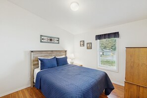 3 عدّة غرف نوم ومكواة/لوح كي وخدمة الإنترنت وملاءات أسرّة