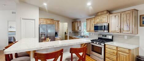 Réfrigérateur, four à micro-ondes, un four, surface de cuisson