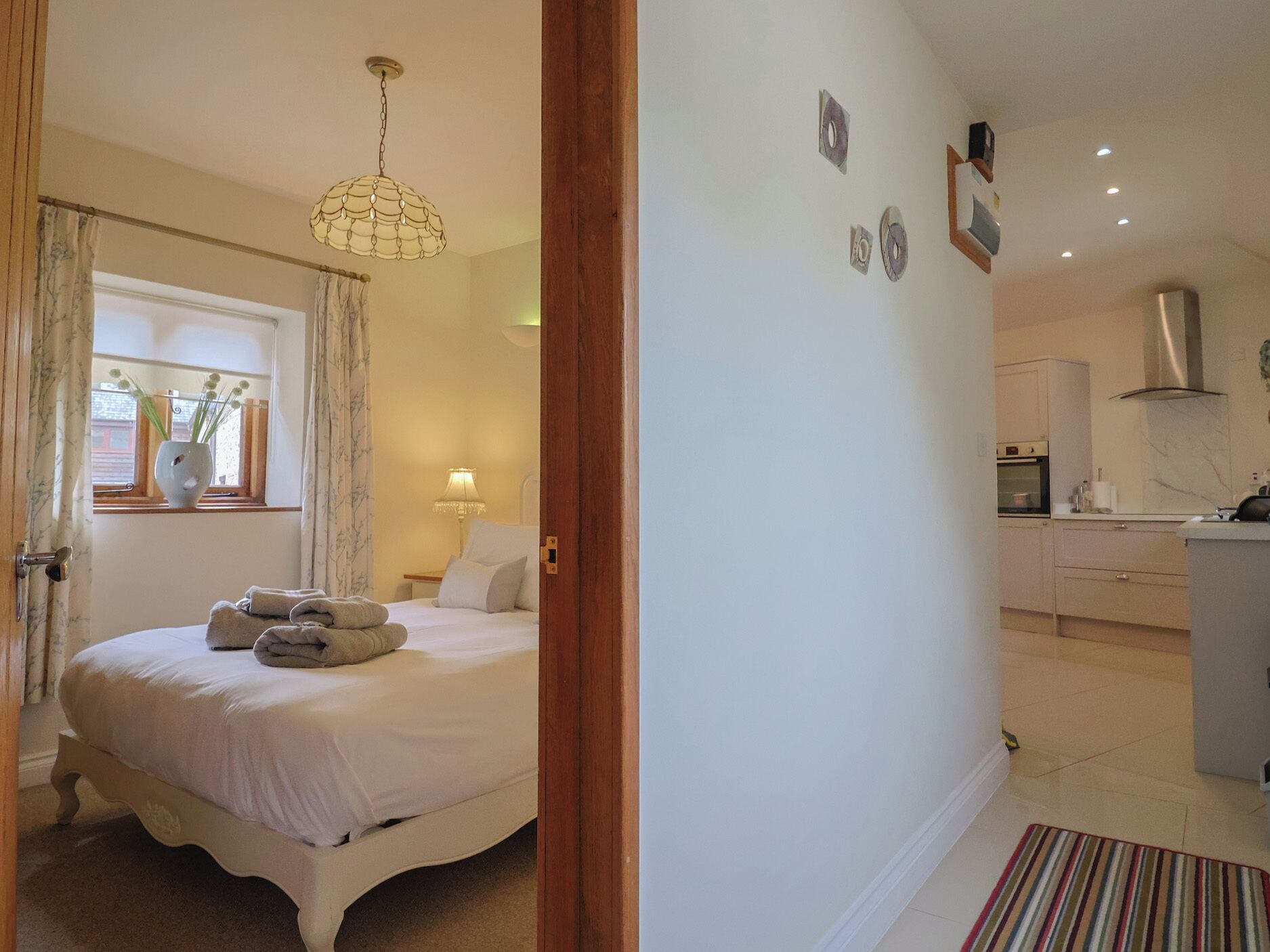 2 dormitoris, decoració individual i mobiliari individual 