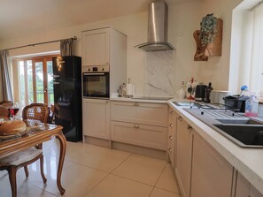 Dishwasher, cookware/dishes/utensils - The Sundowner (Axminster)