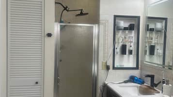 Shower, hair dryer, bidet, towels