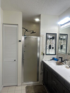 Douche, séchoir à cheveux, bidet, serviettes fournies