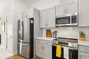 Réfrigérateur, four à micro-ondes, un four, surface de cuisson