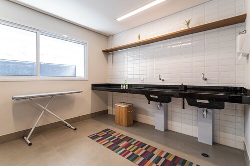 Aurora - Prédio novíssimo e completo no coração do Centro, com piscina e academia ao lado do metrô República