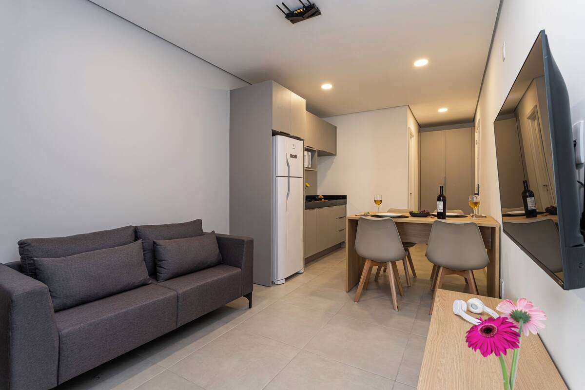 شقة سوبيريور | منطقة المعيشة | تلفزيون ذكي بحجم 40-بوصة يعرض قنوات تلفزيونية رقمية