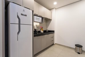 Refrigerador con freezer, microondas, placa de cocina, cafetera/tetera