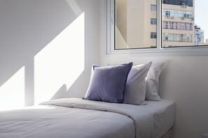 Tabla de planchar con plancha, wifi gratis y ropa de cama 