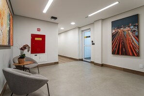 Interior - Aurora - Prédio novíssimo e completo no coração do Centro, com piscina e academia ao lado do metrô República (São Paulo)