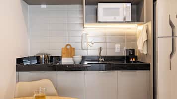 Stort kylskåp, mikrovågsugn, spishäll och kaffe- och tebryggare