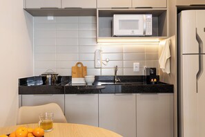 Refrigerador con freezer, microondas, placa de cocina, cafetera/tetera