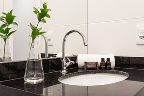 Shower, towels - Aurora - Prédio novíssimo e completo no coração do Centro, com piscina e academia ao lado do metrô República (São Paulo)