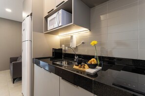 Superior Apartment | Private kitchen | Full-size fridge, microwave, stovetop, coffee/tea maker - Aurora - Residencial completo no Centro de São Paulo (São Paulo)