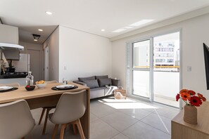 Dining - Aurora - Prédio novíssimo e completo no coração do Centro, com piscina e academia ao lado do metrô República (São Paulo)