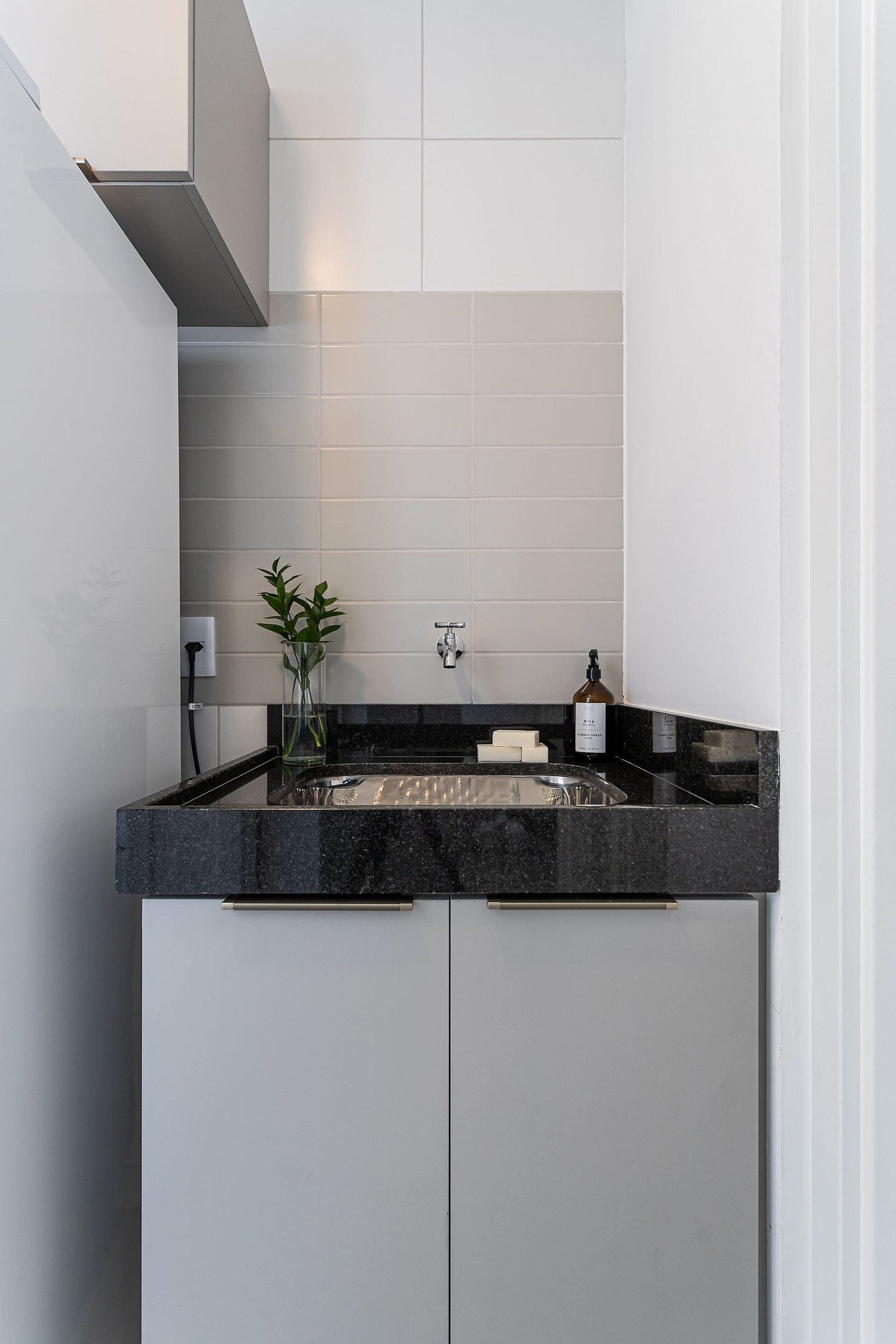 Wasserkocher mit Kaffee-/Teezubehör, großer Kühlschrank, Mikrowelle