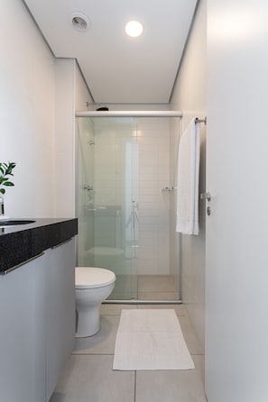 Design Apartment | Bathroom | Shower, towels - Aurora - Prédio novíssimo e completo no coração do Centro, com piscina e academia ao lado do metrô República (São Paulo)