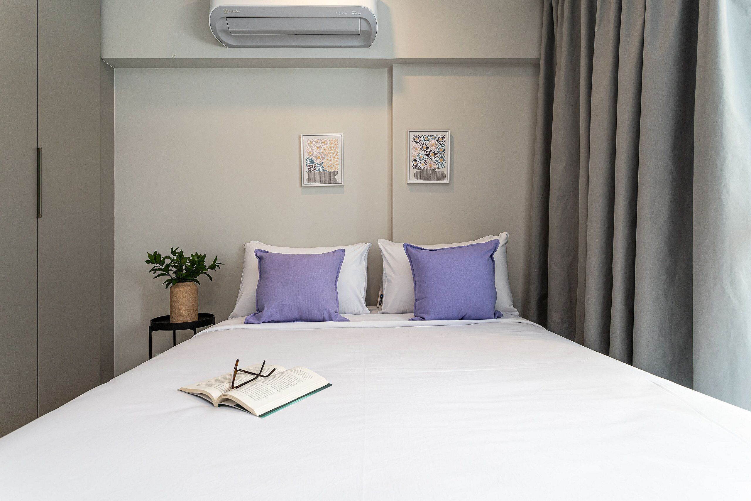 Tabla de planchar con plancha, wifi gratis y ropa de cama 