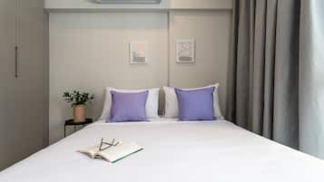 Tabla de planchar con plancha, wifi gratis y ropa de cama