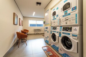 Laundry - Aurora - Prédio novíssimo e completo no coração do Centro, com piscina e academia ao lado do metrô República (São Paulo)