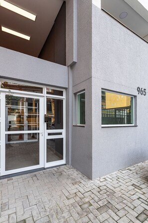 Exterior detail - Aurora - Prédio novíssimo e completo no coração do Centro, com piscina e academia ao lado do metrô República (São Paulo)