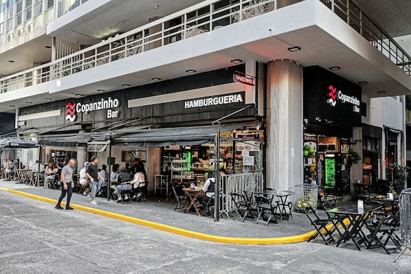 Vista de la calle de un restaurante llamado Copanzinho Bar con terraza y entrada visible.