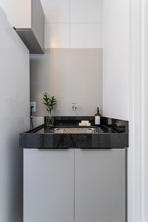 Frigorífico grande, microondas, placa de cocina y cafetera o tetera