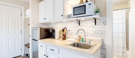 Réfrigérateur, four à micro-ondes, un four, cafetiÚre-théiÚre